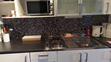 Fridge, oven, stovetop, coffee/tea maker