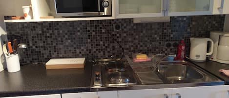 Fridge, oven, stovetop, coffee/tea maker