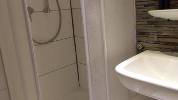 Apartemen | Shower kamar mandi