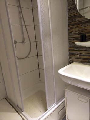 Apartment | Bathroom shower - Ferienwohnung Resit 5 (Wunstorf)