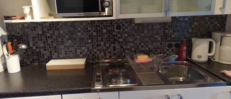 Peti sejuk, ketuhar, dapur, pembancuh kopi/teh