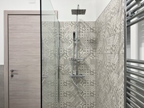 Double or Twin Room, 1 Queen Bed | Bathroom | Free toiletries, hair dryer, bidet, towels - Bluviro (Bronte)