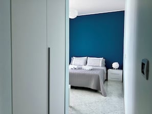 Desk, laptop workspace, blackout curtains, rollaway beds - Bluviro (Bronte)