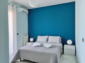 Desk, laptop workspace, blackout curtains, rollaway beds - Bluviro (Bronte)