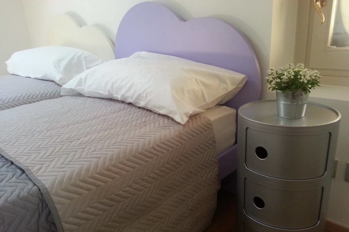 Individually furnished, desk, free cots/infant beds, rollaway beds