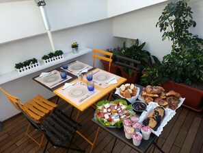 Tägliches Frühstücksbuffet (7.5 EUR pro Person)