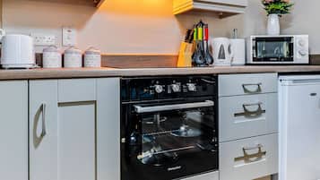 Lemari es, microwave, oven, dan kompor