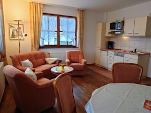 Standard Condo (Lichter.Spiel) | Living area | Flat-screen TV