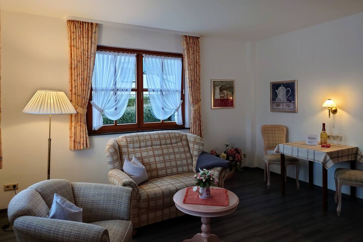 Standard-Apartment, barrierefrei (Ferien.Glück) | Schreibtisch, laptopgeeigneter Arbeitsplatz, schallisolierte Zimmer