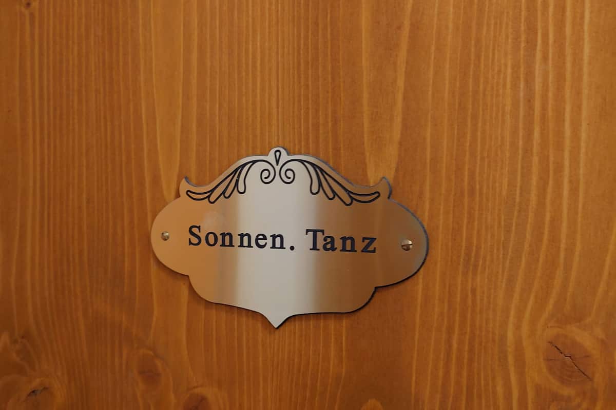Standard-Apartment (Sonnen.Tanz) | Schreibtisch, laptopgeeigneter Arbeitsplatz, schallisolierte Zimmer