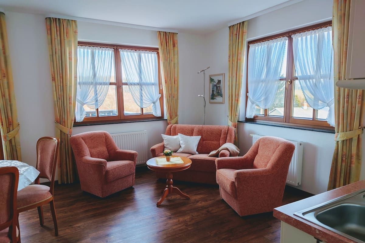 Standard-Apartment (Lichter.Spiel) | Schreibtisch, laptopgeeigneter Arbeitsplatz, schallisolierte Zimmer