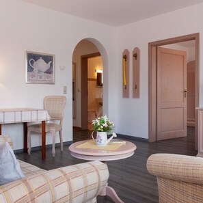 Standaard appartement, toegankelijk voor mindervaliden (Ferien.Glück) | Woonruimte | Een flatscreentelevisie