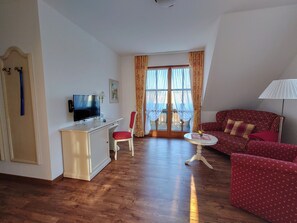 Standard Condo (Wald.Lichtung) | Living area | Flat-screen TV - Ferienwohnungen am Brockenblick (Oberharz am Brocken)
