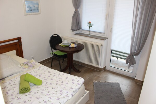 Chambre simple | DĂ©cor unique, ameublement unique, systĂšme dâinsonorisation