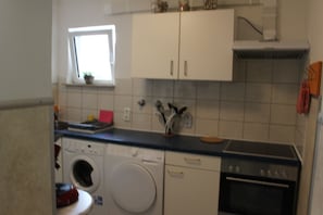Fridge, microwave, oven, stovetop - ZV-Scholtz Gästehaus Eisenfelden (Winhoring)