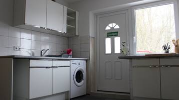 Lemari es, microwave, oven, dan kompor