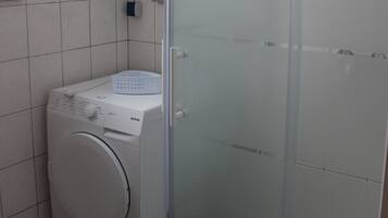 Dusche, Handtücher, Toilettenpapier