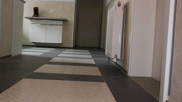 Lemari es, microwave, oven, dan kompor