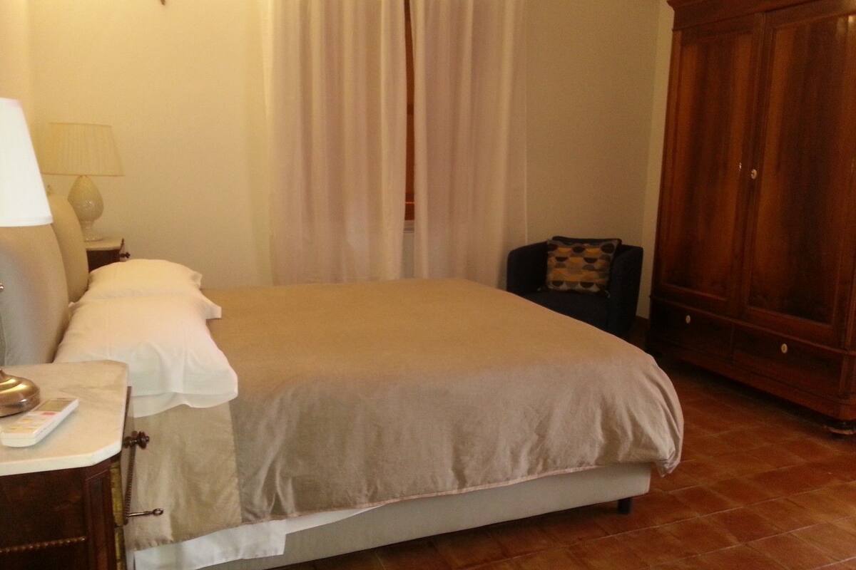 In-room safe, free WiFi, bed sheets