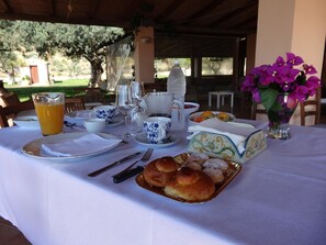 Free daily buffet breakfast