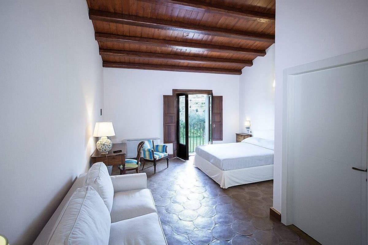 In-room safe, free WiFi, bed sheets
