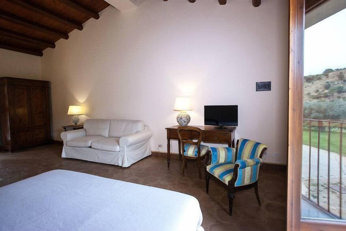 In-room safe, free WiFi, bed sheets