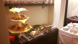 Un buffet proposant une variété de plats et un coin café.