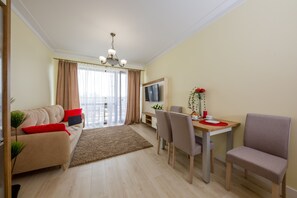 Apartment, 2 Schlafzimmer | Wohnbereich | 46-Zoll-Plasmafernseher mit Kabelempfang, Fernseher