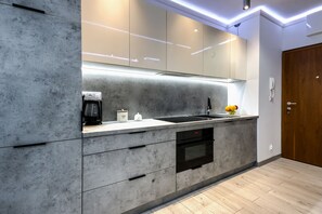 Deluxe Studio | Private kitchen | Fridge, stovetop, dishwasher, cookware/dishes/utensils - Kazou Residence Burakowska (Warsaw)