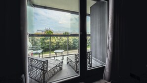 A balcony with a view of a bridge and greenery. - Kazou Residence Burakowska (Warsaw)