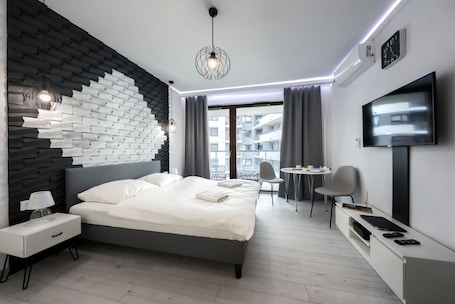 Deluxe Studio | Individually decorated, individually furnished, laptop workspace