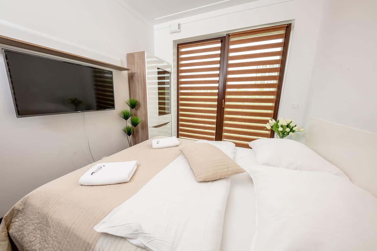 1 bedroom, individually decorated, individually furnished