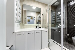 Superior Apartment | Bathroom | Eco-friendly toiletries, hair dryer, towels - Kazou Residence Burakowska (Warsaw)