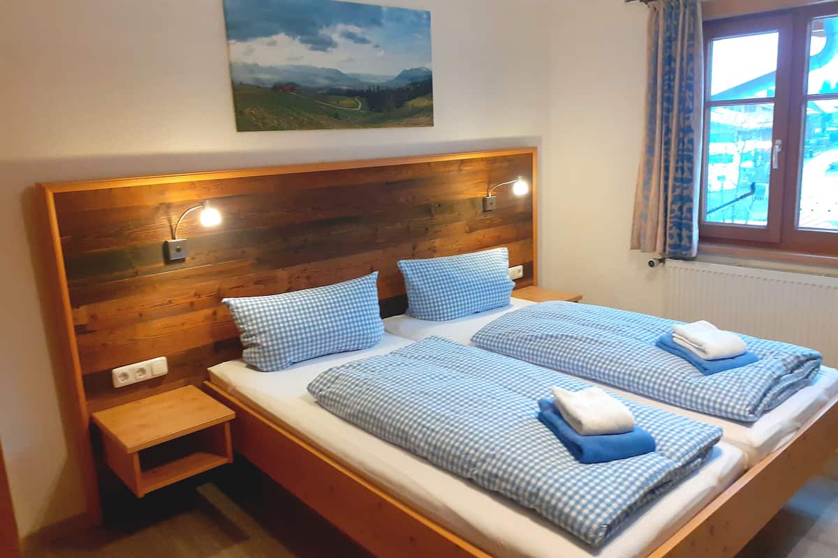 Kamar Double Standar, pemandangan gunung (DZA) | Ruang kerja ramah laptop, tirai kedap cahaya, dan kedap suara