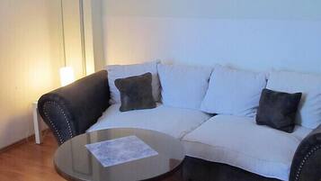 Classic-Doppelzimmer, Gemeinschaftsbad, Gartenblick | Wohnbereich | Fernseher