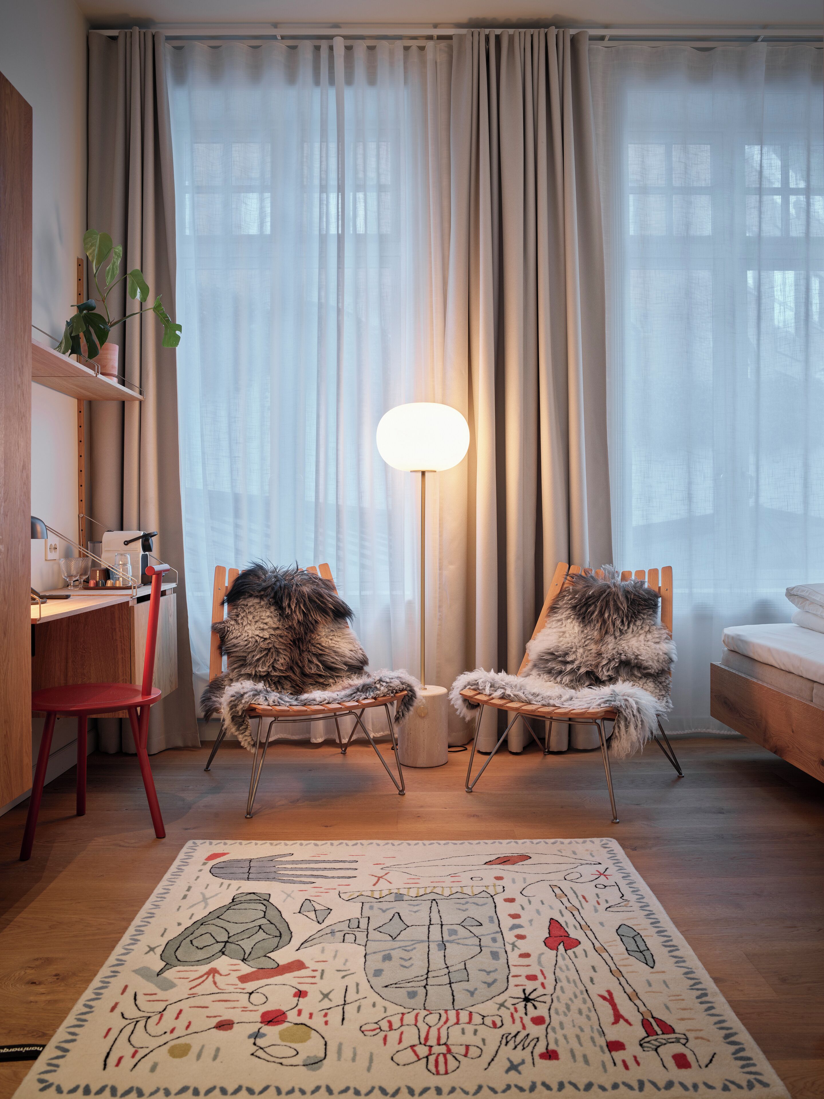 Standaard eenpersoonskamer, 1 tweepersoonsbed | Badkamer | Een regendouche, een haardroger, badjassen, vloerverwarming