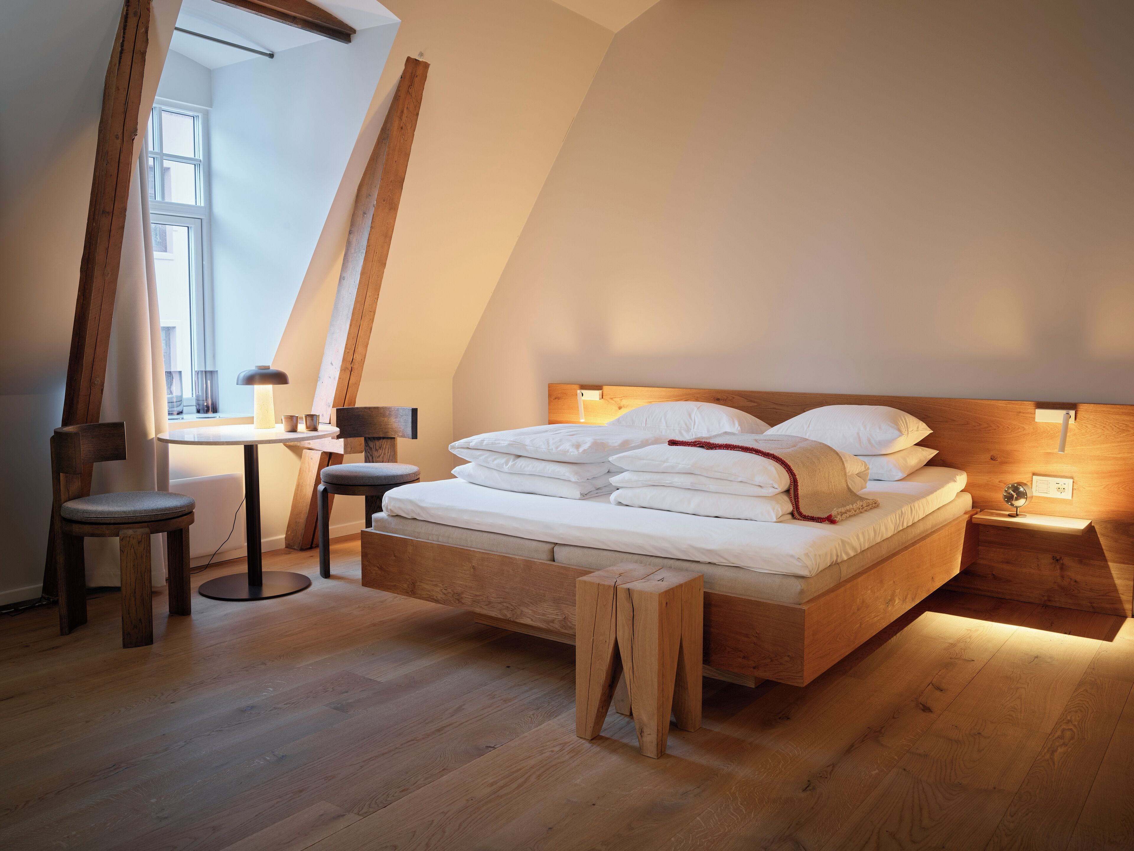 Junior tweepersoonskamer | Pillowtop-bedden, individueel gedecoreerd, individueel gemeubileerd