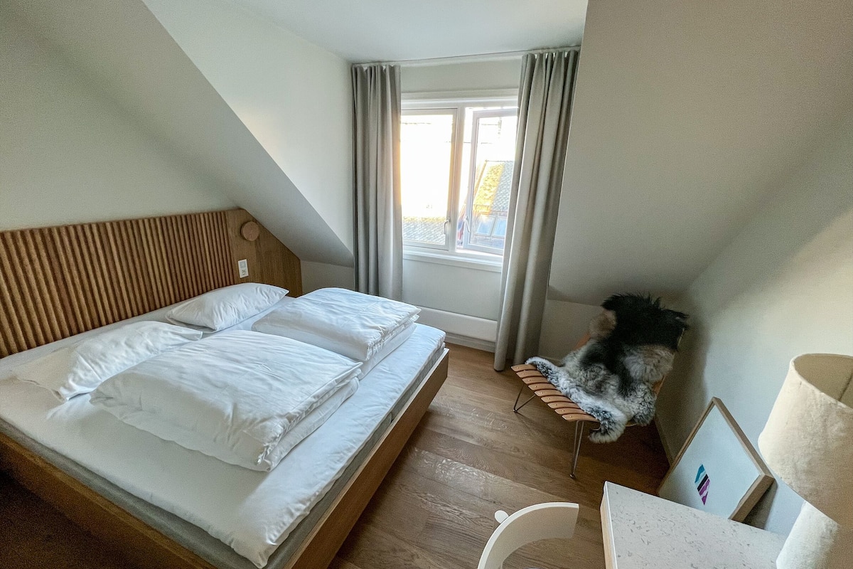 Standard Single Room, 1 Double Bed | Bathroom | Hair dryer, heated floors, towels, soap