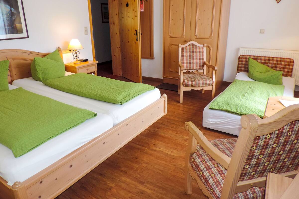 Quarto casal (3 Persons) | Quartos à prova de som, berços grátis