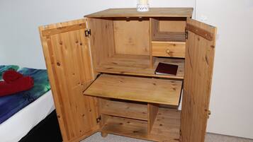 2 Schlafzimmer, Daunenbettdecken, individuell dekoriert