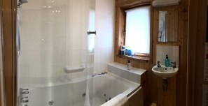 Combined shower/bathtub, towels - Astoria (Broadstairs)