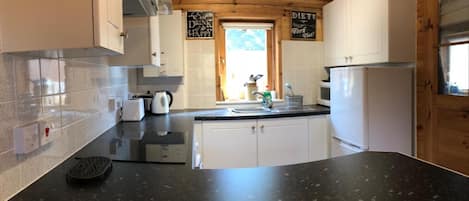 Refrigerador con congelador, microondas, horno y parrilla de estufa