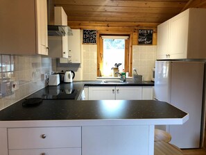 Full-sized fridge, microwave, oven, stovetop - Astoria (Broadstairs)