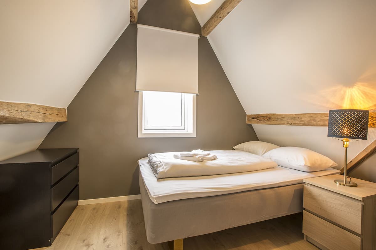Departamento superior, varias camas, para no fumadores | Tabla de planchar con plancha, wifi gratis y ropa de cama