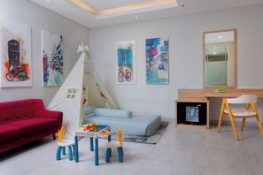 Family Room | 1 bedroom, in-room safe, desk, soundproofing