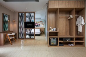 Suite Room | In-room safe, desk, soundproofing, iron/ironing board