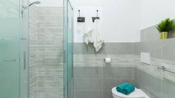 Appartamento, 1 camera da letto | Bagno | Doccia, soffione a pioggia, bidet, asciugamani