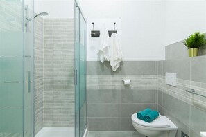 Appartement, 1 chambre | Salle de bain | Douche, douche à « effet pluie », bidet, serviettes fournies