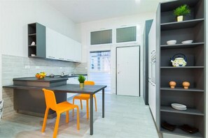 Appartement, 1 slaapkamer | Privékeuken | Een koelkast/vriezer, een oven, een kookplaat, een waterkoker