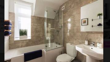 Cottage, 2 Double Beds, Non Smoking | Private kitchen | Fridge, microwave, oven, stovetop